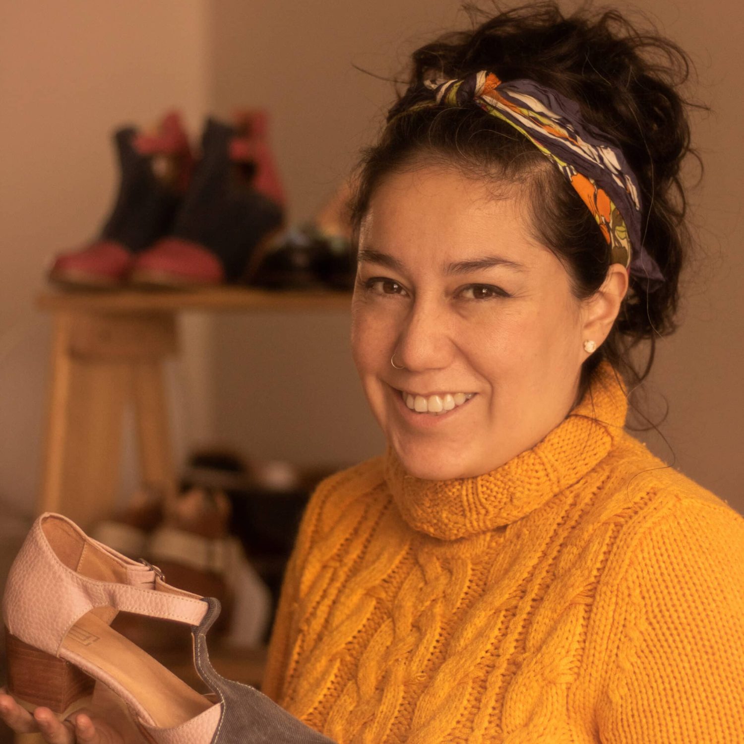 Iza, fundadora de Soy Tenaz, junto a uno de sus productos de marca.